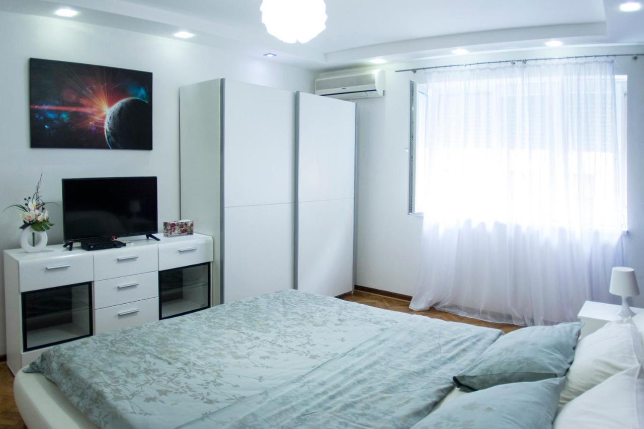 White Night Center Apartment